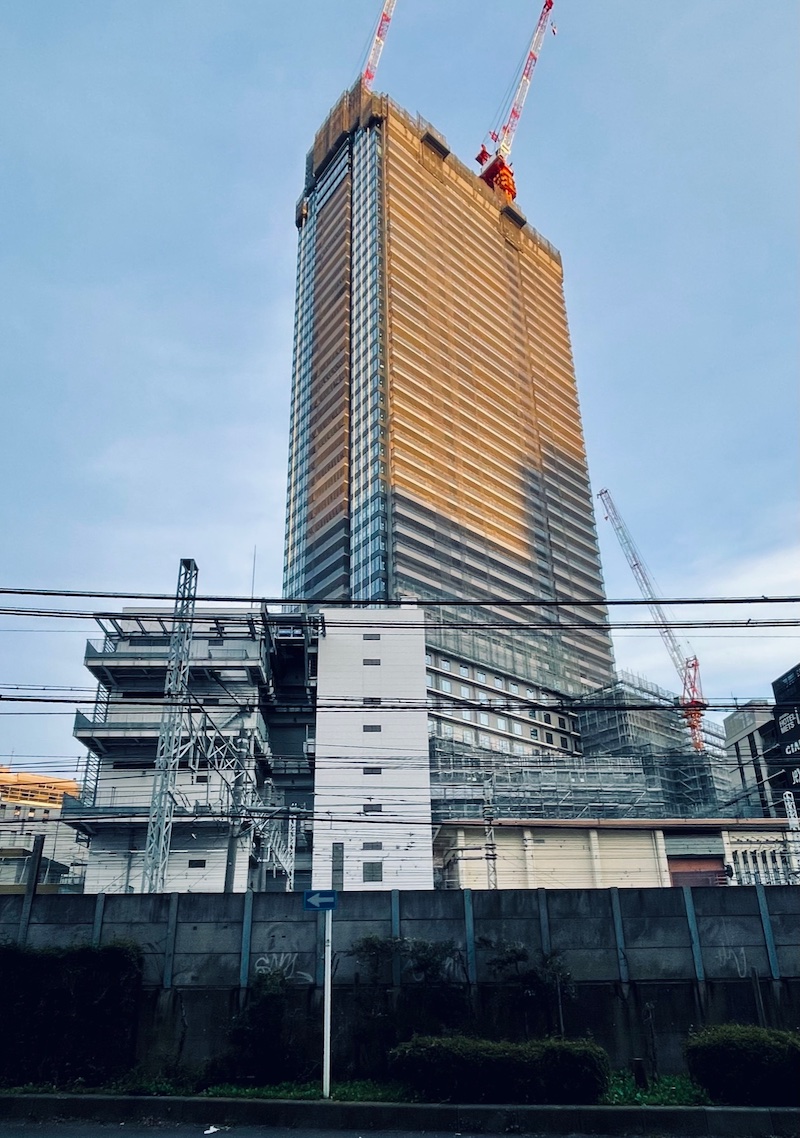 横浜駅東口からザ・ヨコハマフロントタワーを見る