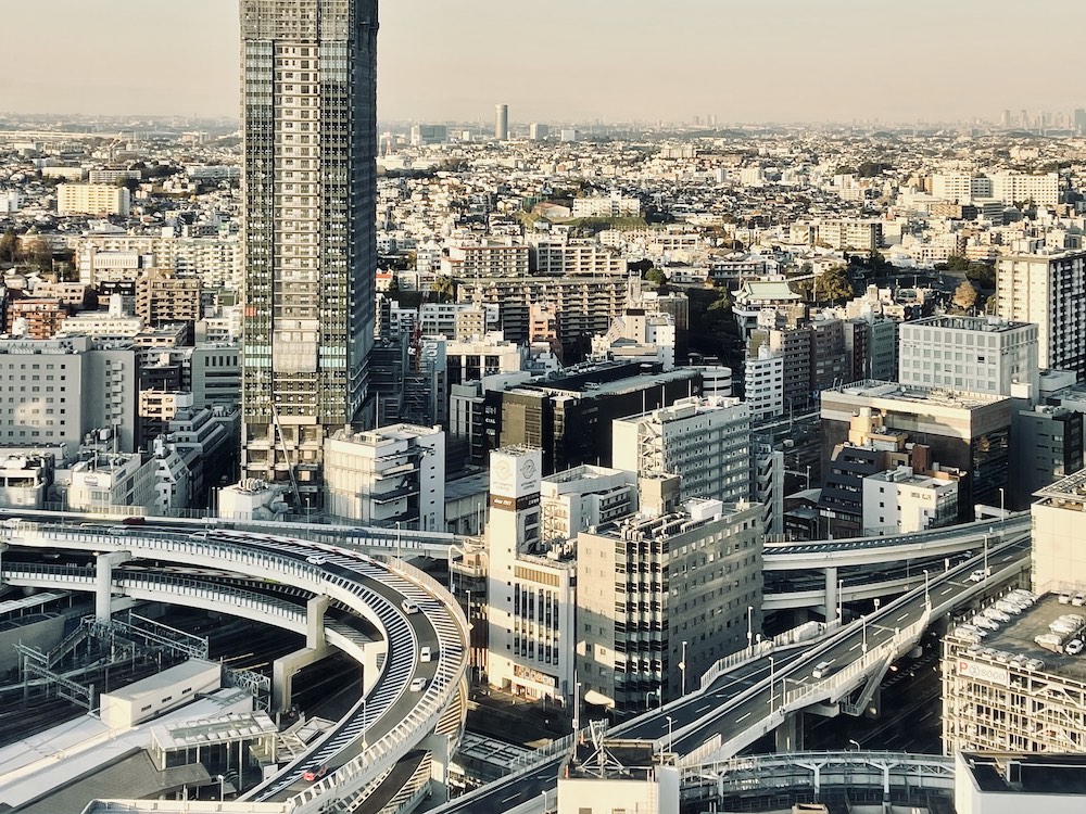 横浜スカイビルからザ・ヨコハマフロントタワーを見る